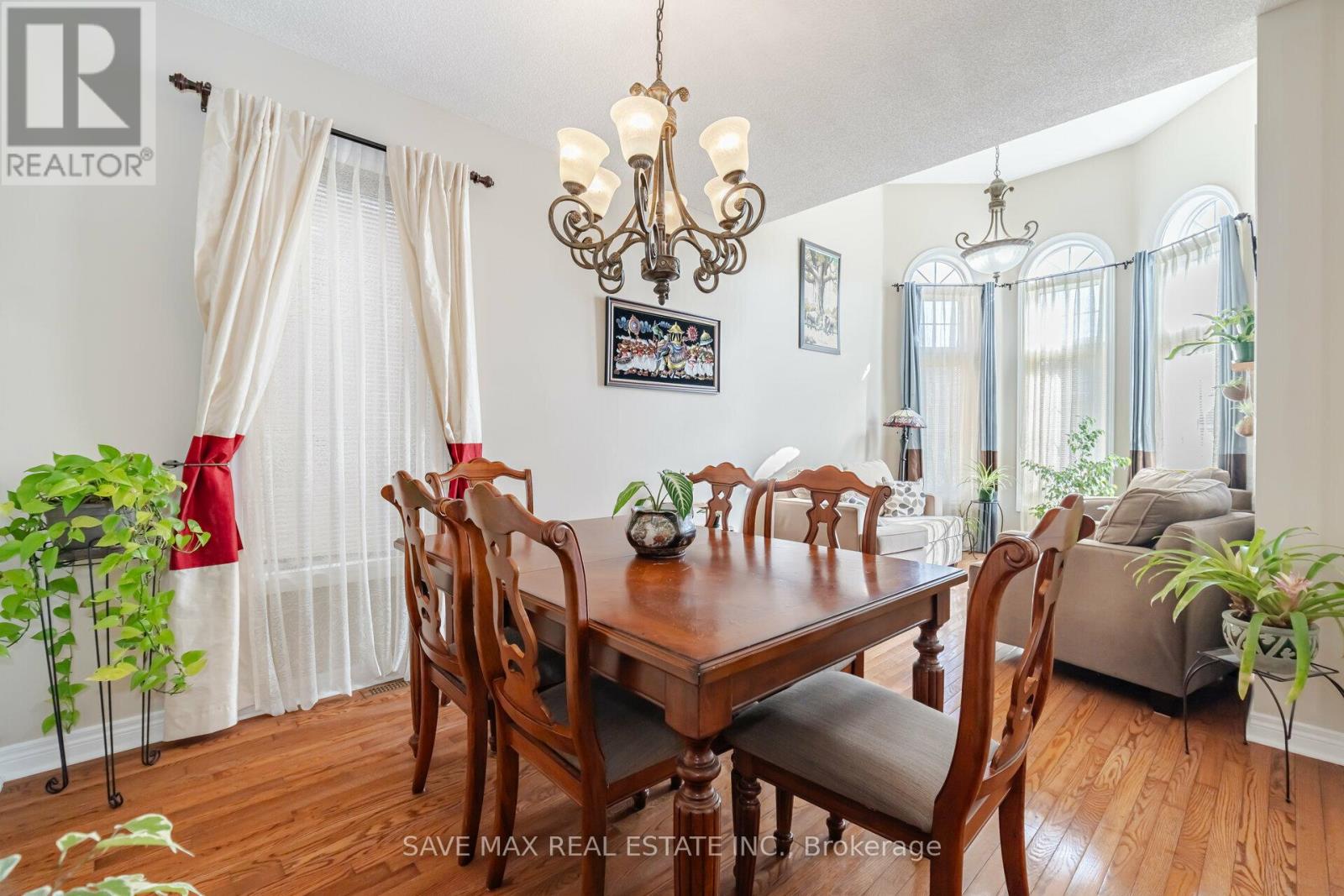 5669 Freshwater Drive, Mississauga, Ontario  L5M 7G1 - Photo 9 - W12251081