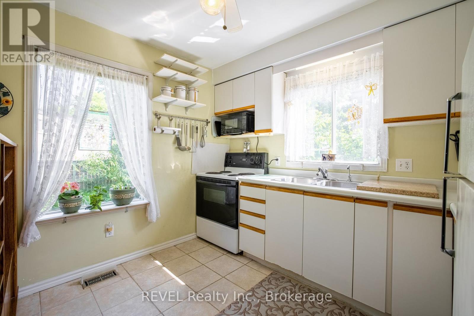 37 Manchester Avenue, St. Catharines, Ontario  L2R 1N9 - Photo 12 - X12251119
