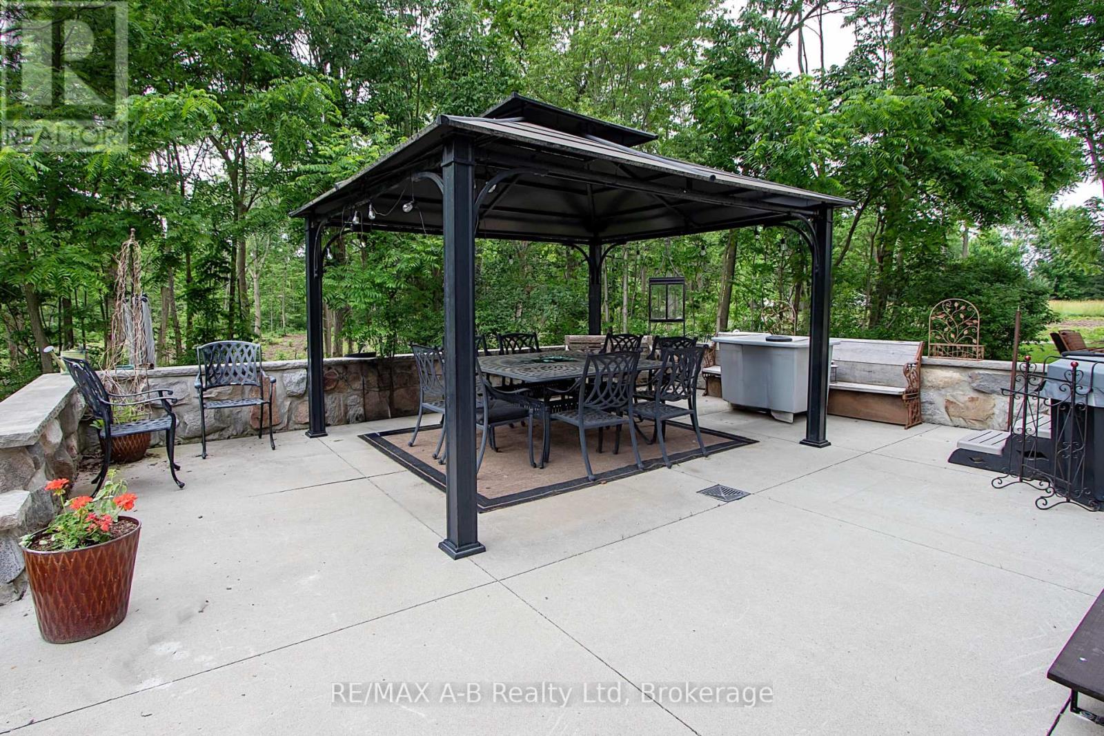 12096 Gale Road, North Middlesex, Ontario  N0M 1A0 - Photo 39 - X12251289