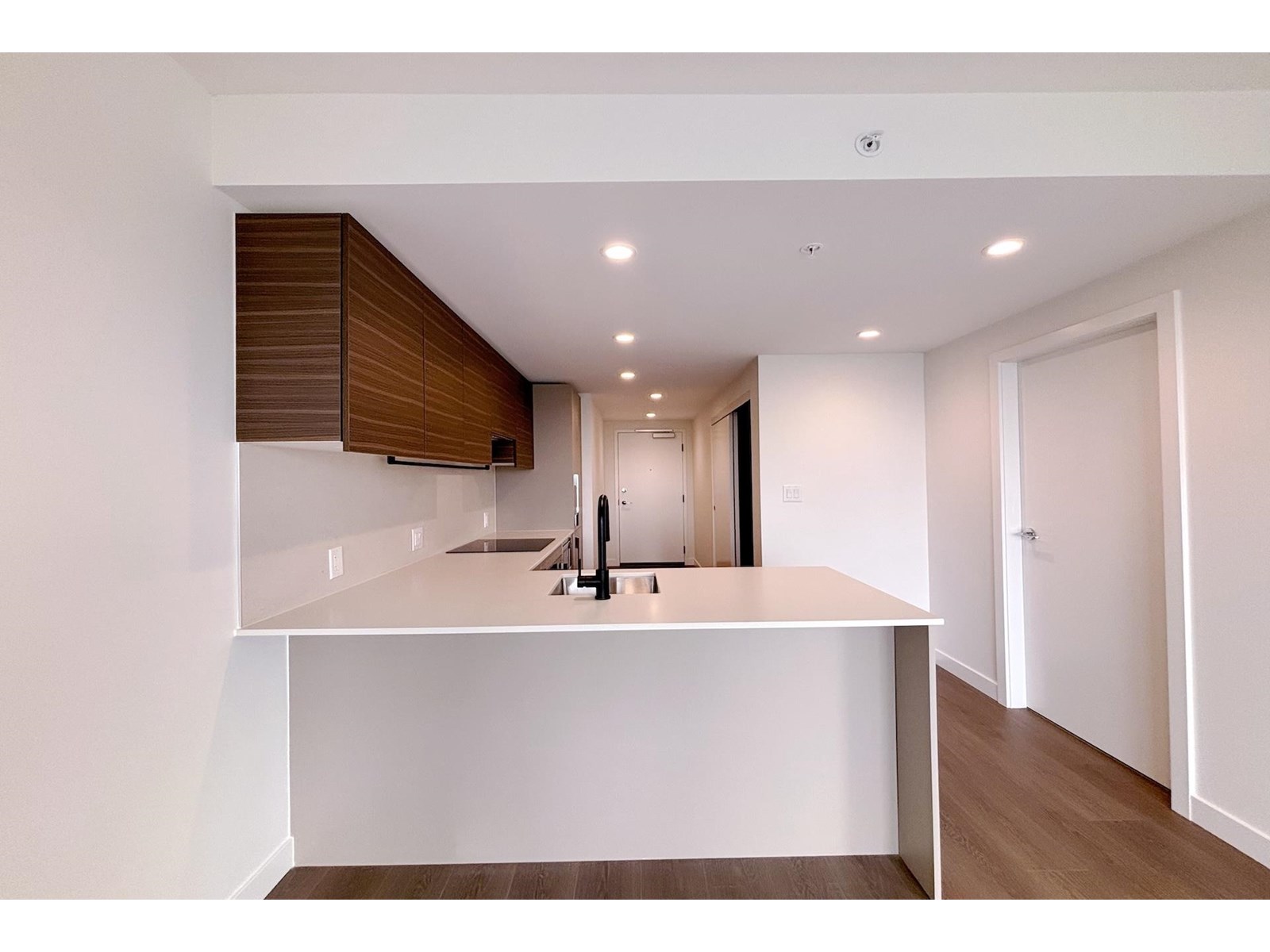 611 13745 George Junction, Surrey, British Columbia  V3T 0V8 - Photo 2 - R3020700