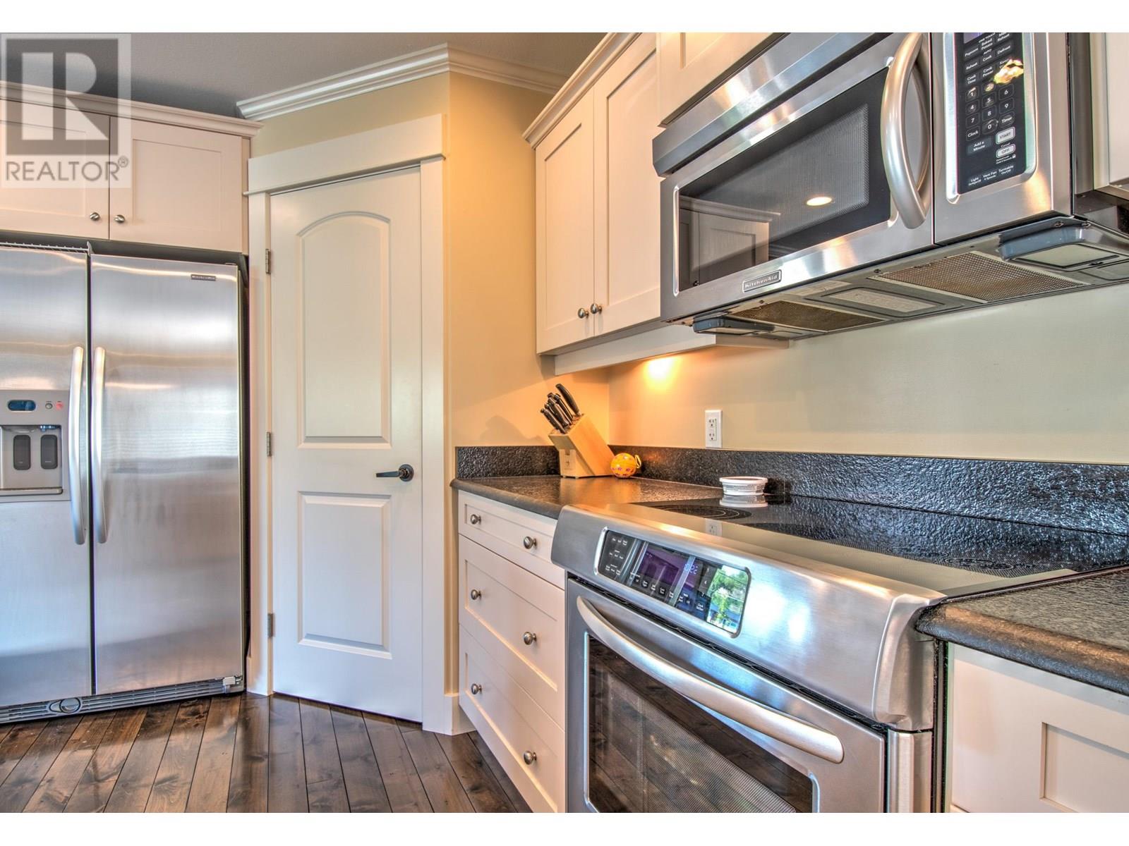 Property at 5409 Willow Drive image 4