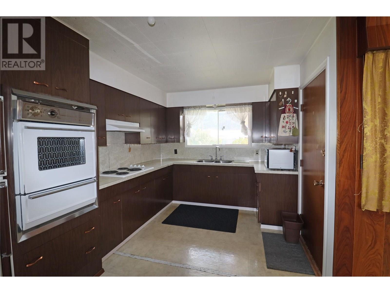 7540 21st Street, Grand Forks, British Columbia  V0H 1H2 - Photo 2 - 10354045