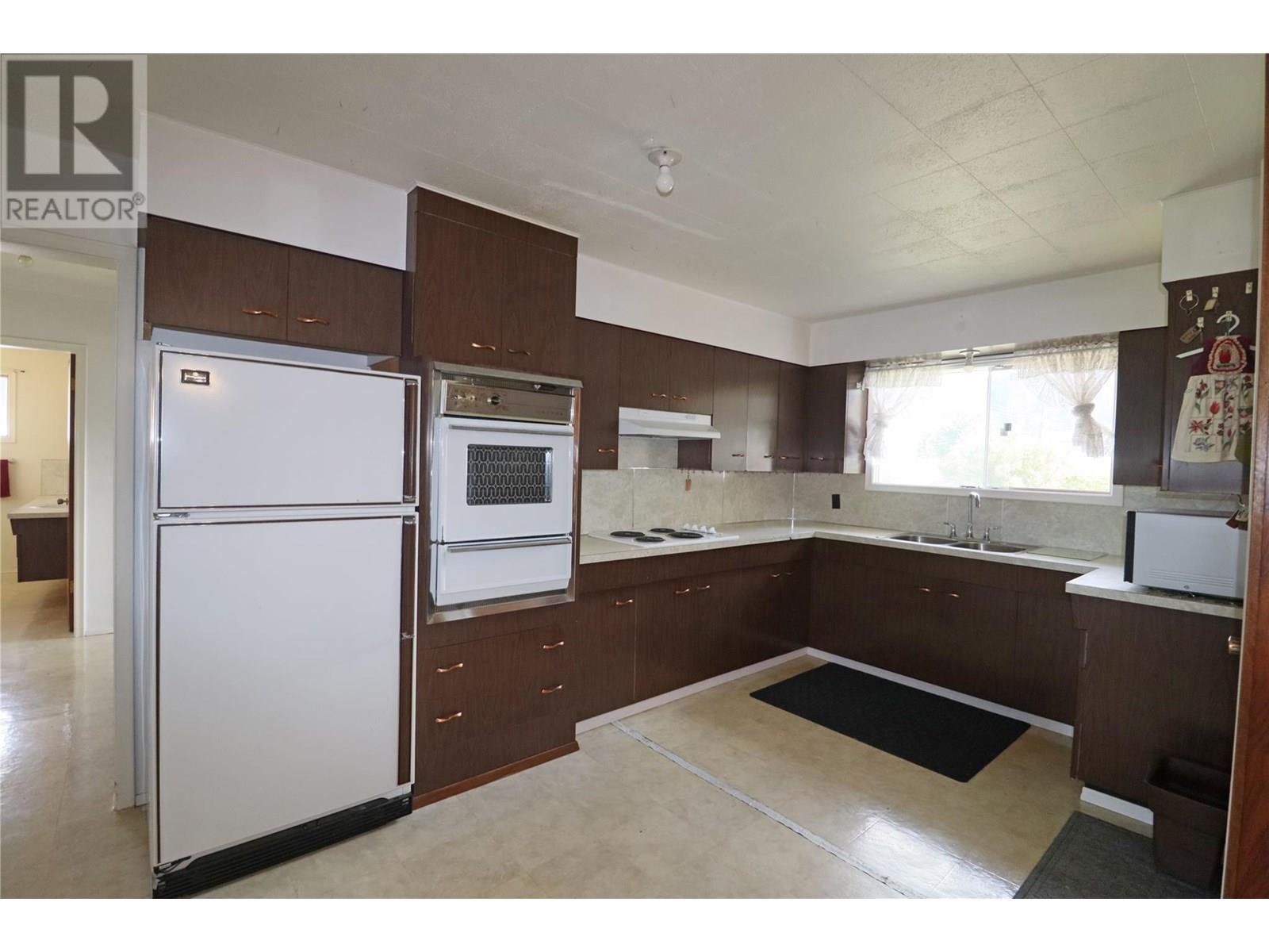 7540 21st Street, Grand Forks, British Columbia  V0H 1H2 - Photo 3 - 10354045