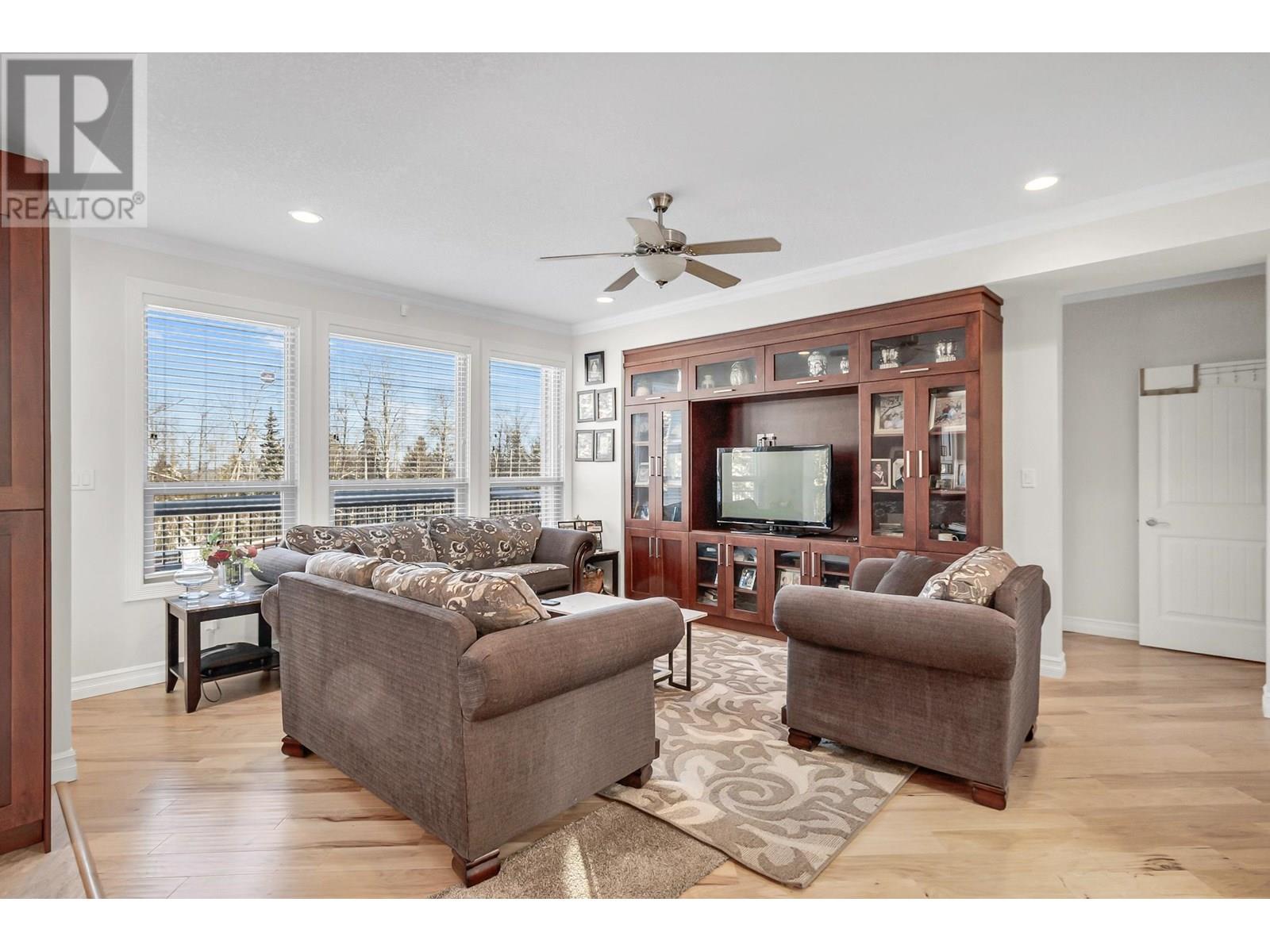 Property at 3228 PARKVIEW CRESCENT image 2