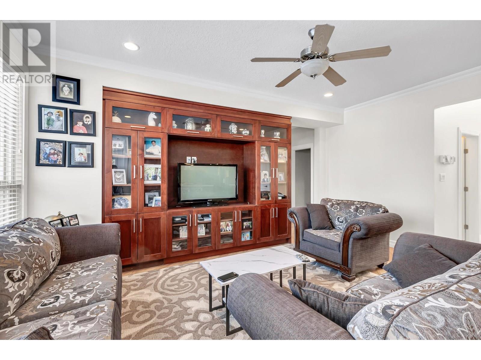 Property at 3228 PARKVIEW CRESCENT image 3