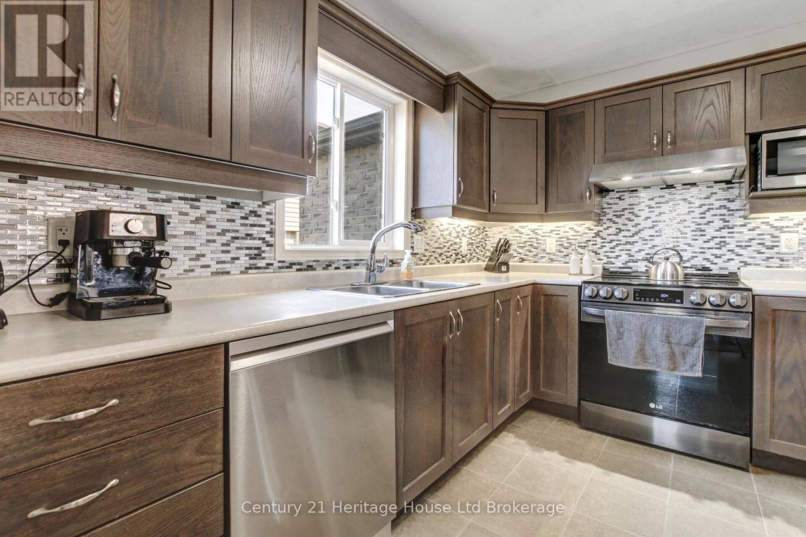 63 Woodhatch Crescent, Ingersoll, Ontario  N5C 0A3 - Photo 8 - X12250333