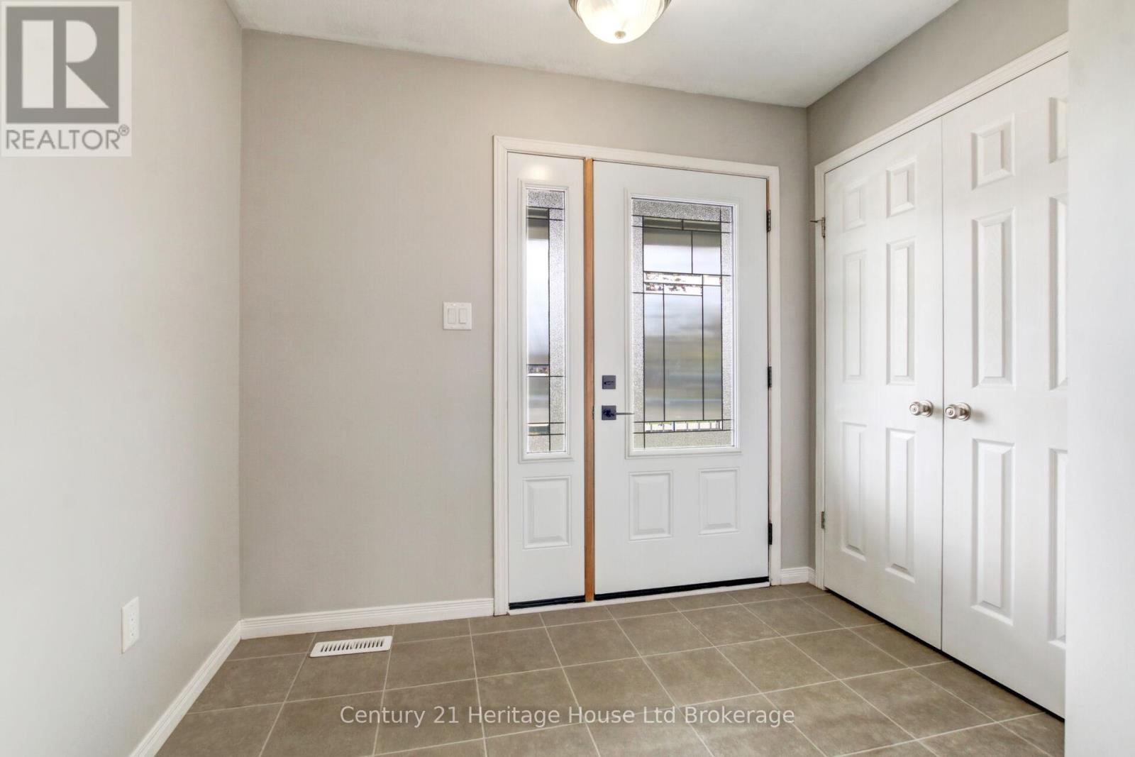 63 Woodhatch Crescent, Ingersoll, Ontario  N5C 0A3 - Photo 4 - X12250333