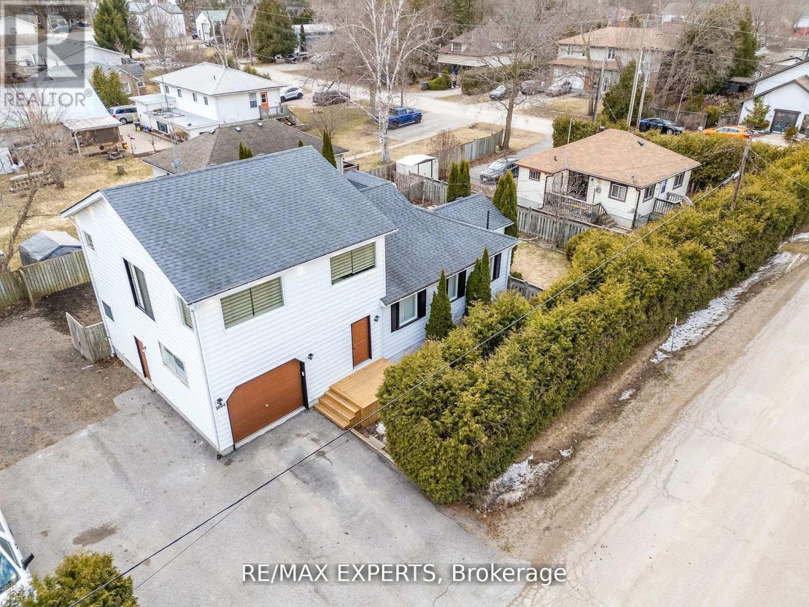 Property at 1004 ROBINSON STREET image 2