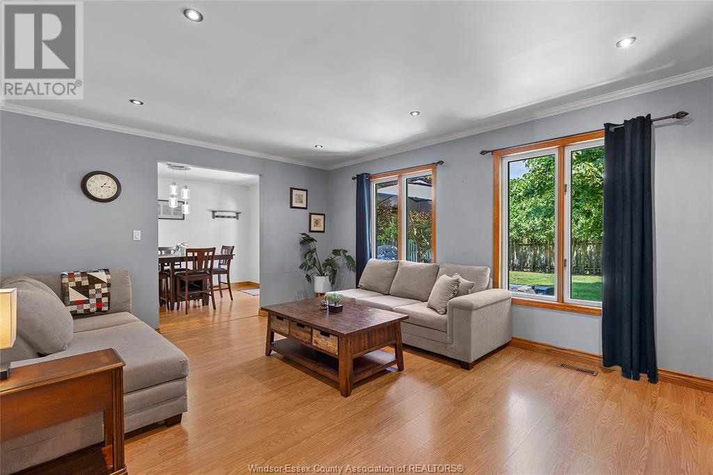 Property at 11 WINSTON CRESCENT image 3