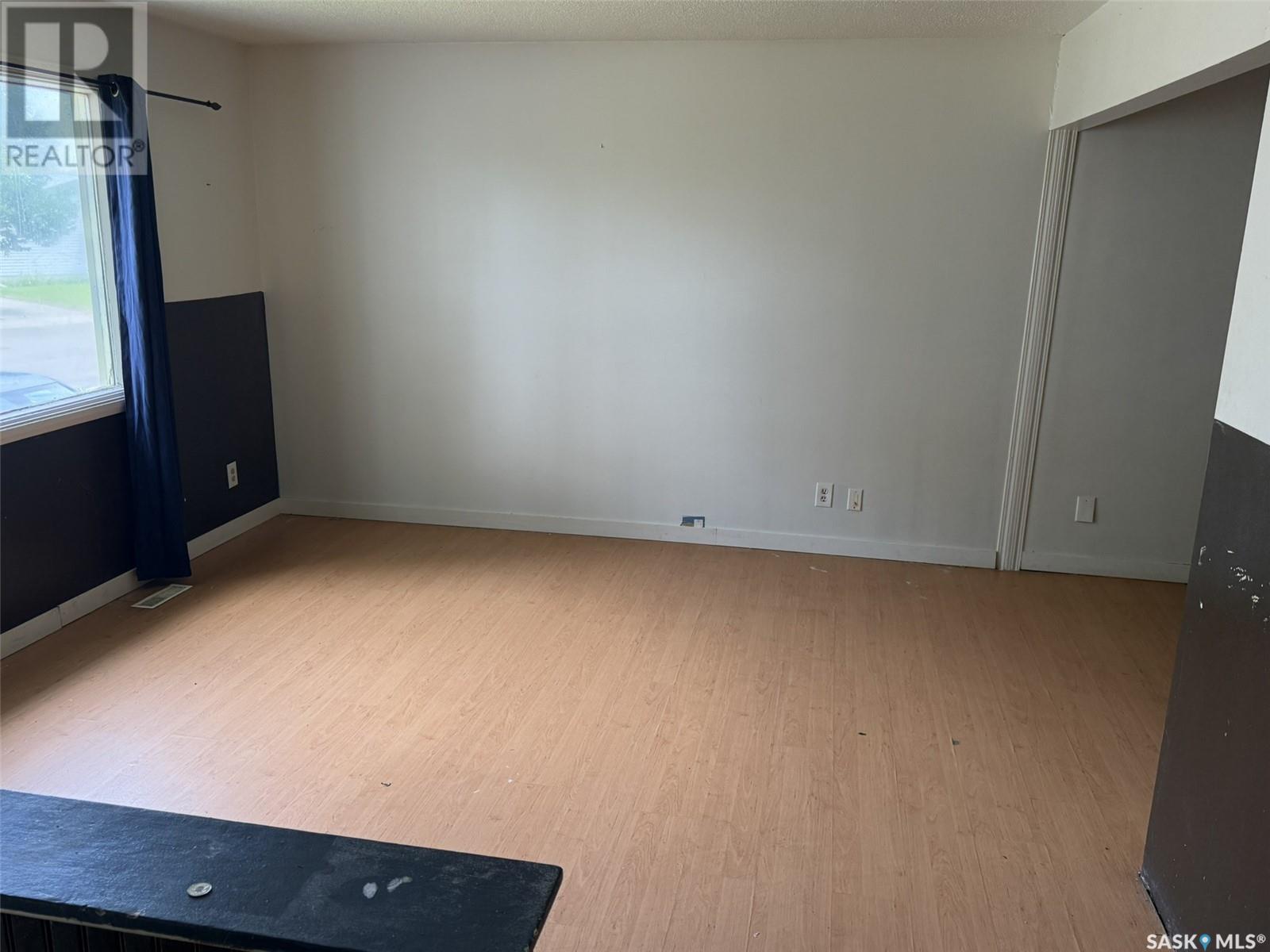 Property at 225 Mowat CRESCENT image 3