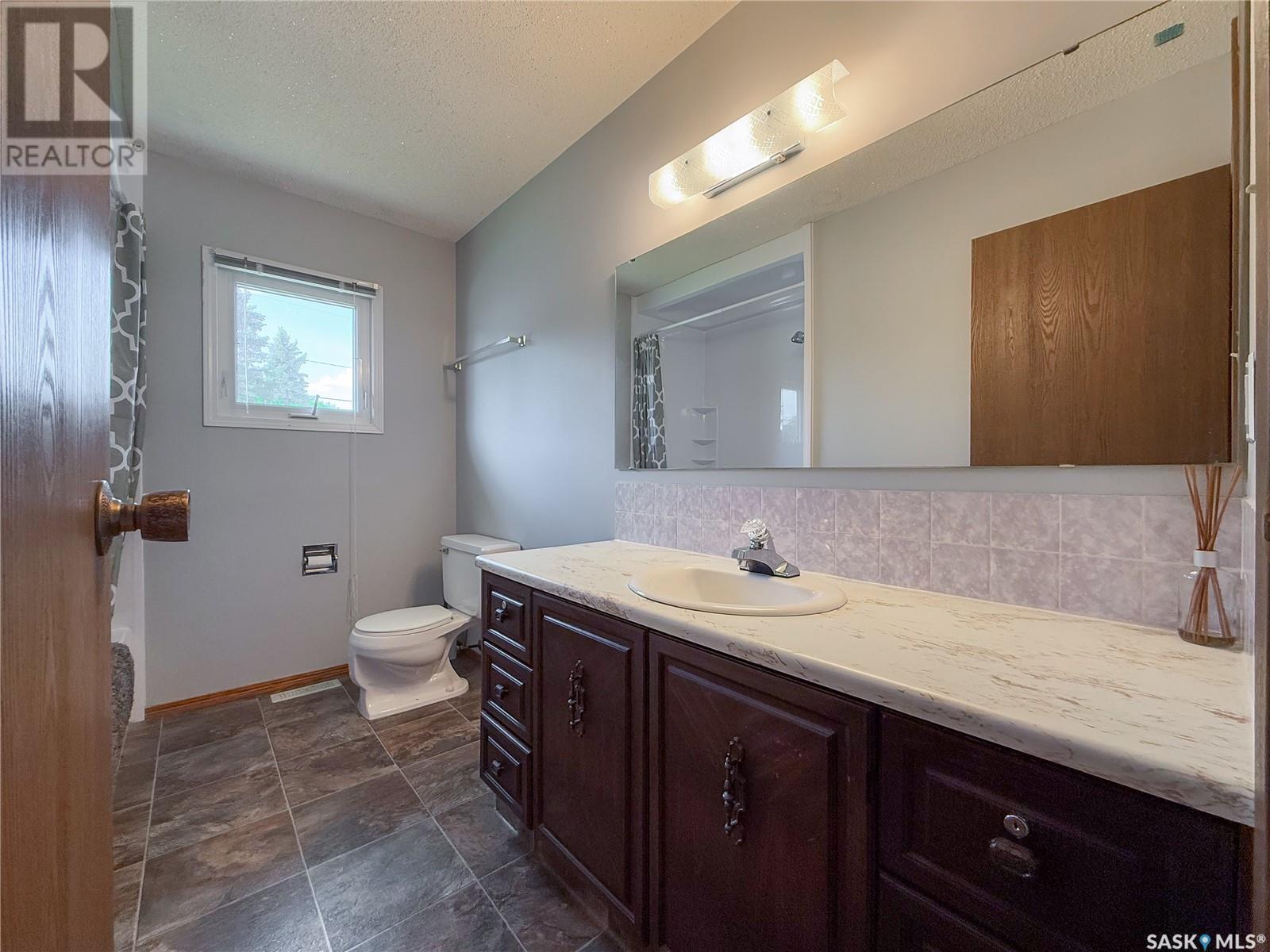 242 Cedar Avenue N, Eastend, Saskatchewan  S0N 1T0 - Photo 10 - SK011039
