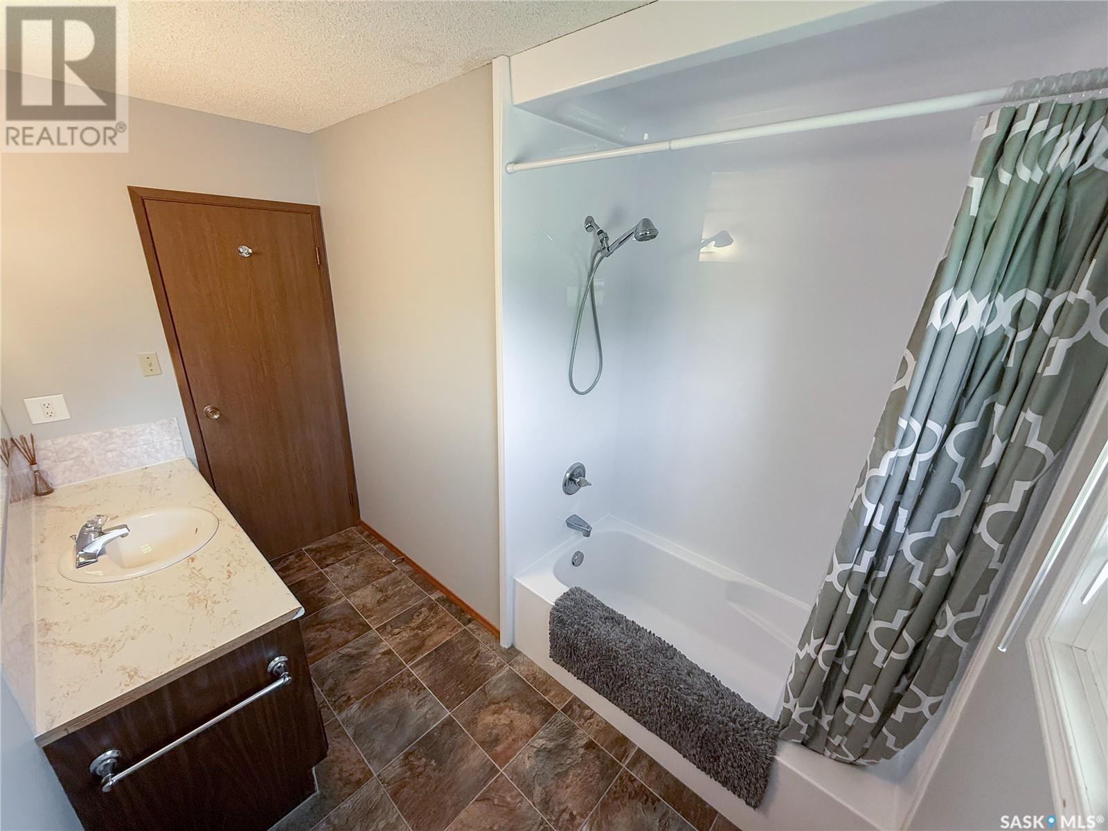 242 Cedar Avenue N, Eastend, Saskatchewan  S0N 1T0 - Photo 11 - SK011039
