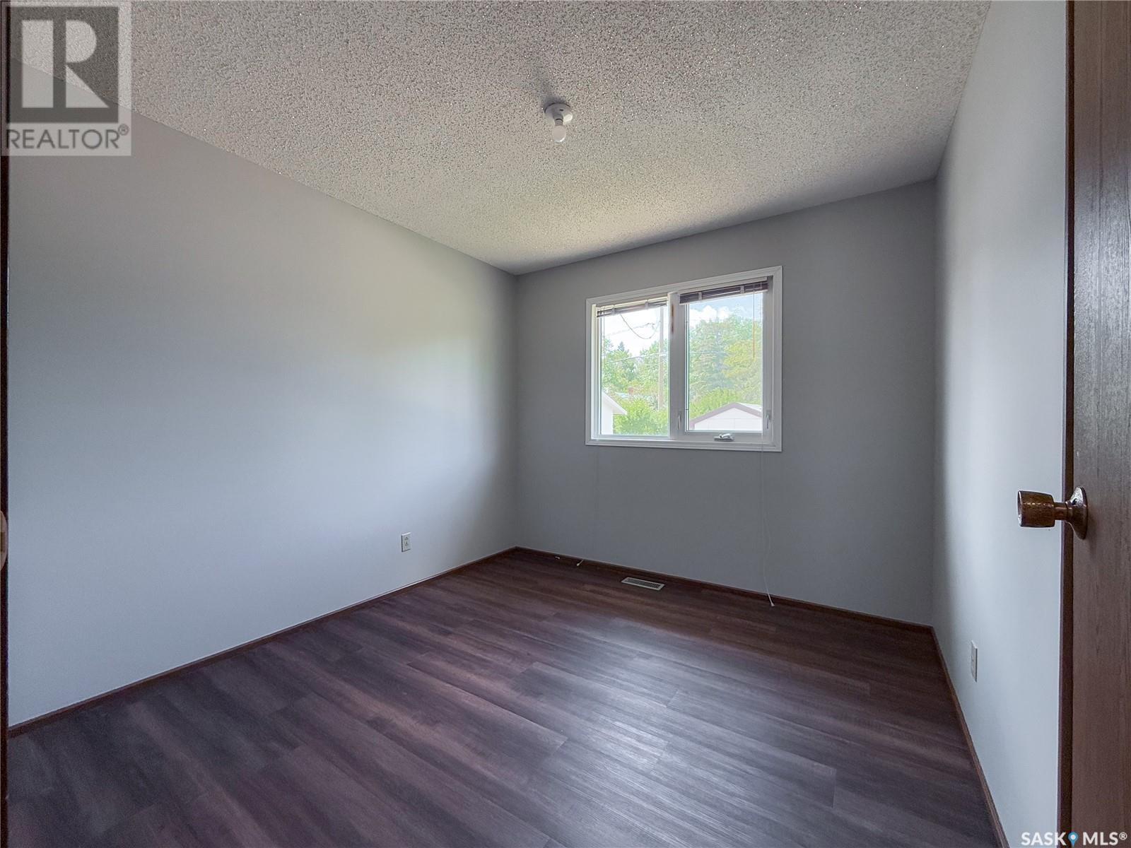 242 Cedar Avenue N, Eastend, Saskatchewan  S0N 1T0 - Photo 12 - SK011039