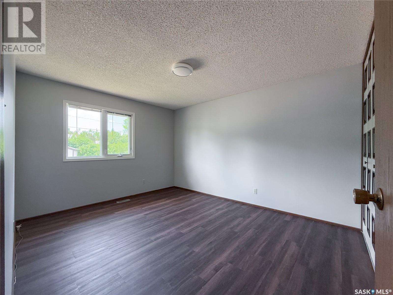 242 Cedar Avenue N, Eastend, Saskatchewan  S0N 1T0 - Photo 14 - SK011039