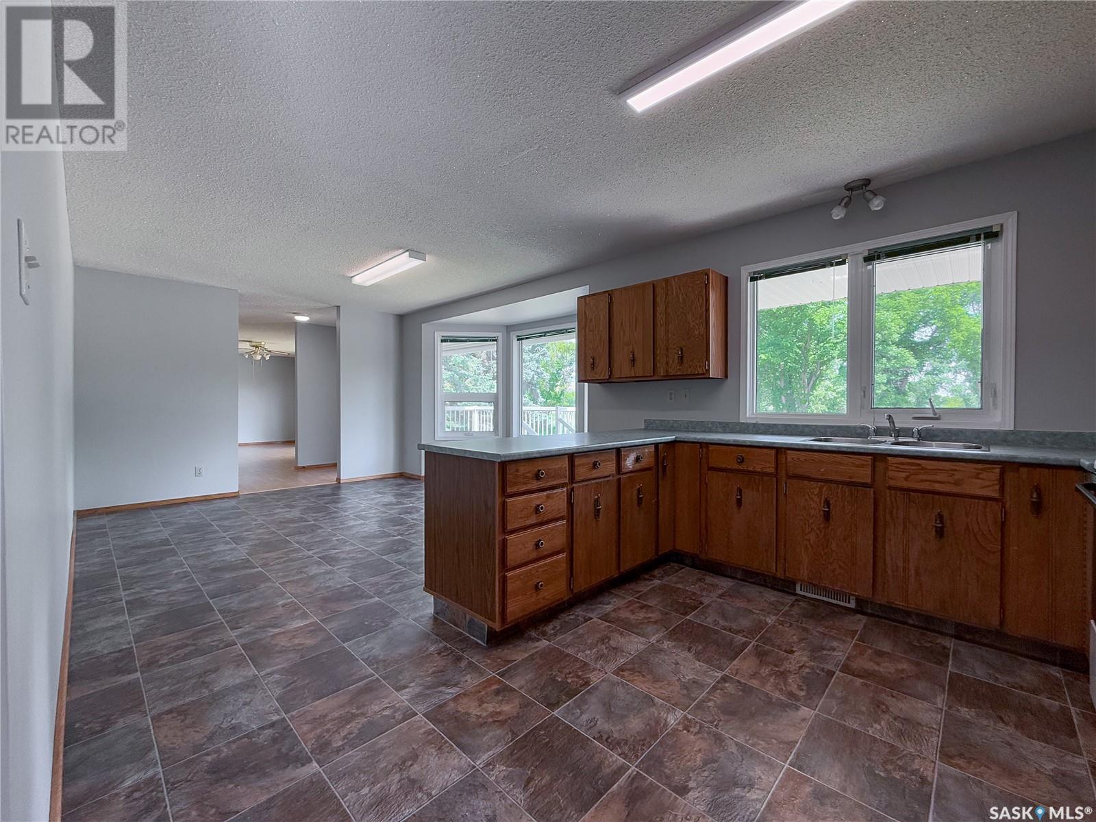 242 Cedar Avenue N, Eastend, Saskatchewan  S0N 1T0 - Photo 19 - SK011039