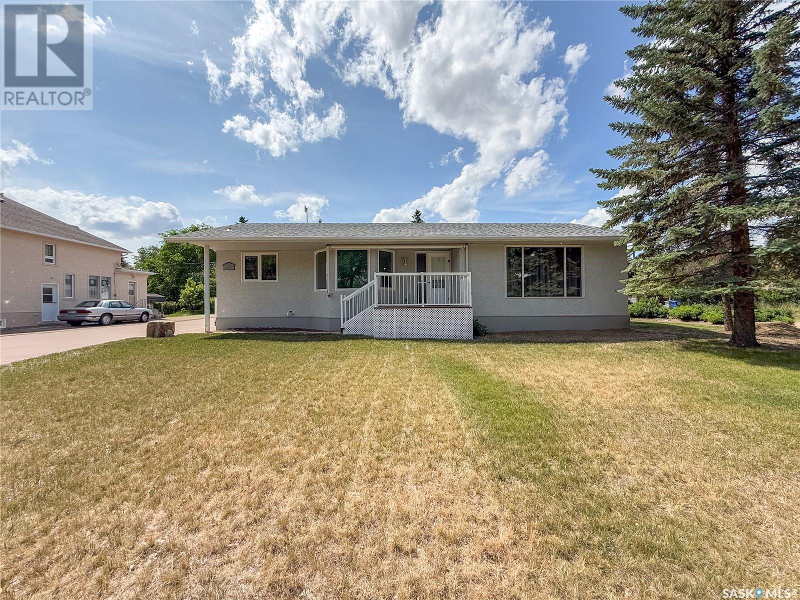 242 Cedar Avenue N, Eastend, Saskatchewan  S0N 1T0 - Photo 2 - SK011039