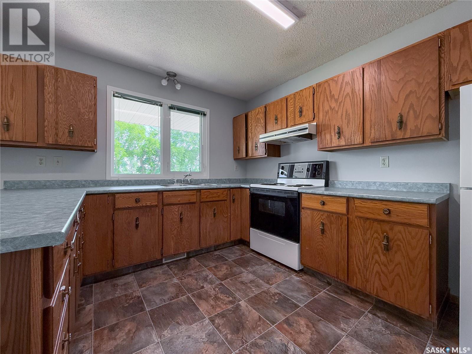 242 Cedar Avenue N, Eastend, Saskatchewan  S0N 1T0 - Photo 22 - SK011039