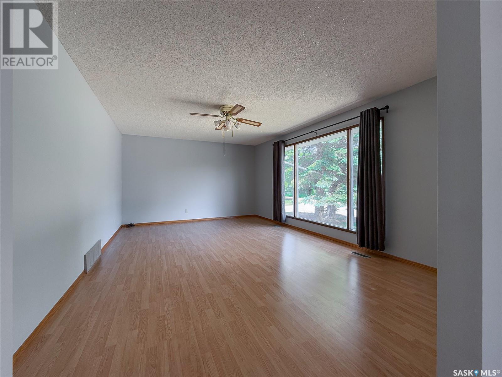 242 Cedar Avenue N, Eastend, Saskatchewan  S0N 1T0 - Photo 6 - SK011039