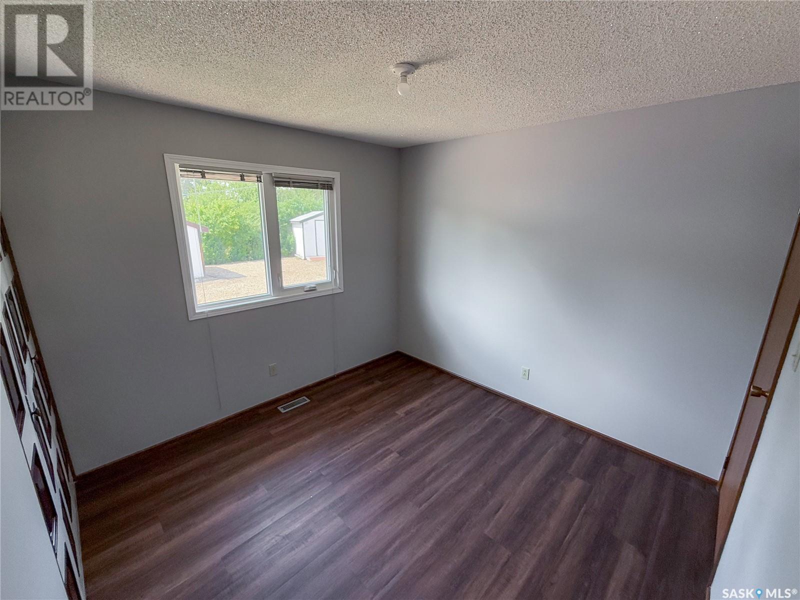 242 Cedar Avenue N, Eastend, Saskatchewan  S0N 1T0 - Photo 9 - SK011039