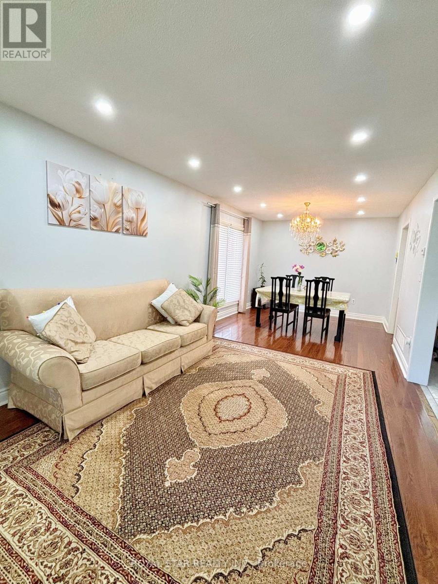 10 Narrow Valley Crescent, Brampton (Sandringham-Wellington), Ontario  L6R 2M6 - Photo 2 - W12251634