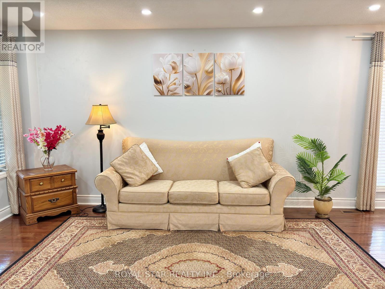 10 Narrow Valley Crescent, Brampton (Sandringham-Wellington), Ontario  L6R 2M6 - Photo 3 - W12251634