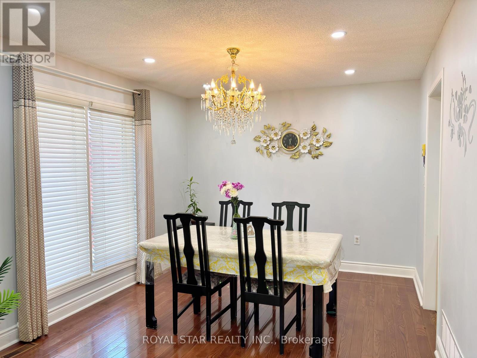 10 Narrow Valley Crescent, Brampton (Sandringham-Wellington), Ontario  L6R 2M6 - Photo 5 - W12251634