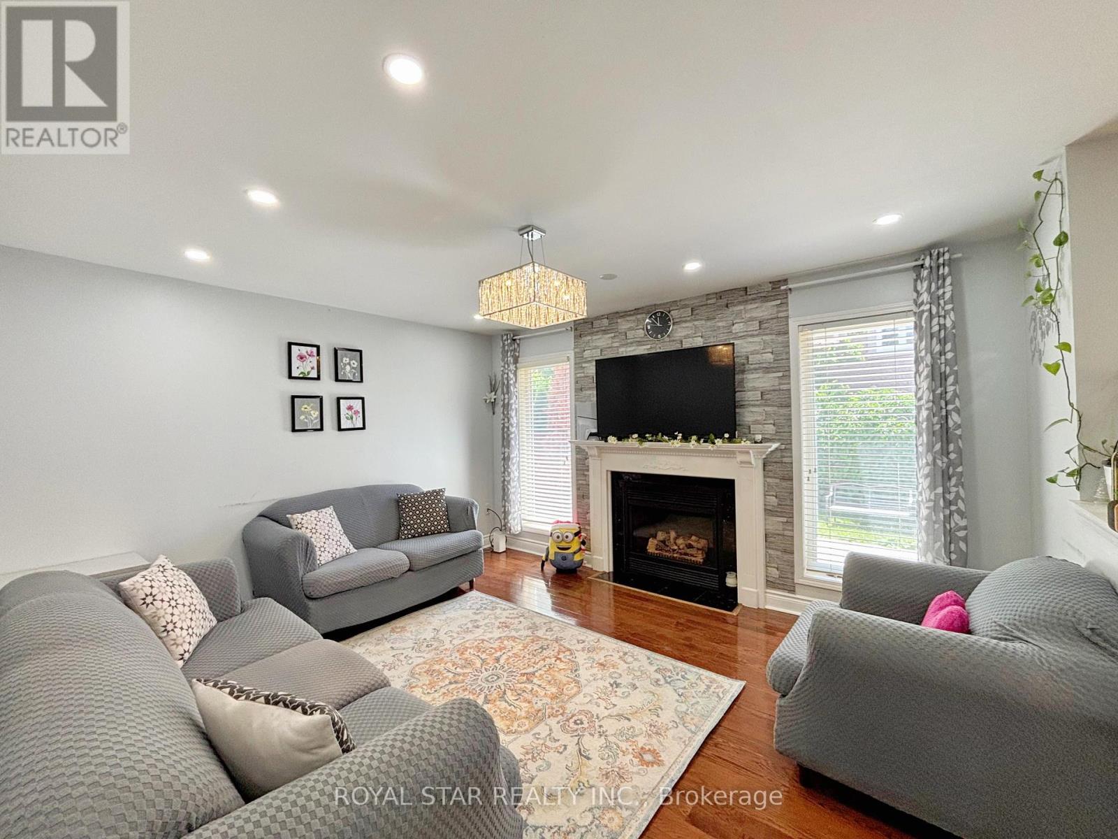10 Narrow Valley Crescent, Brampton (Sandringham-Wellington), Ontario  L6R 2M6 - Photo 6 - W12251634