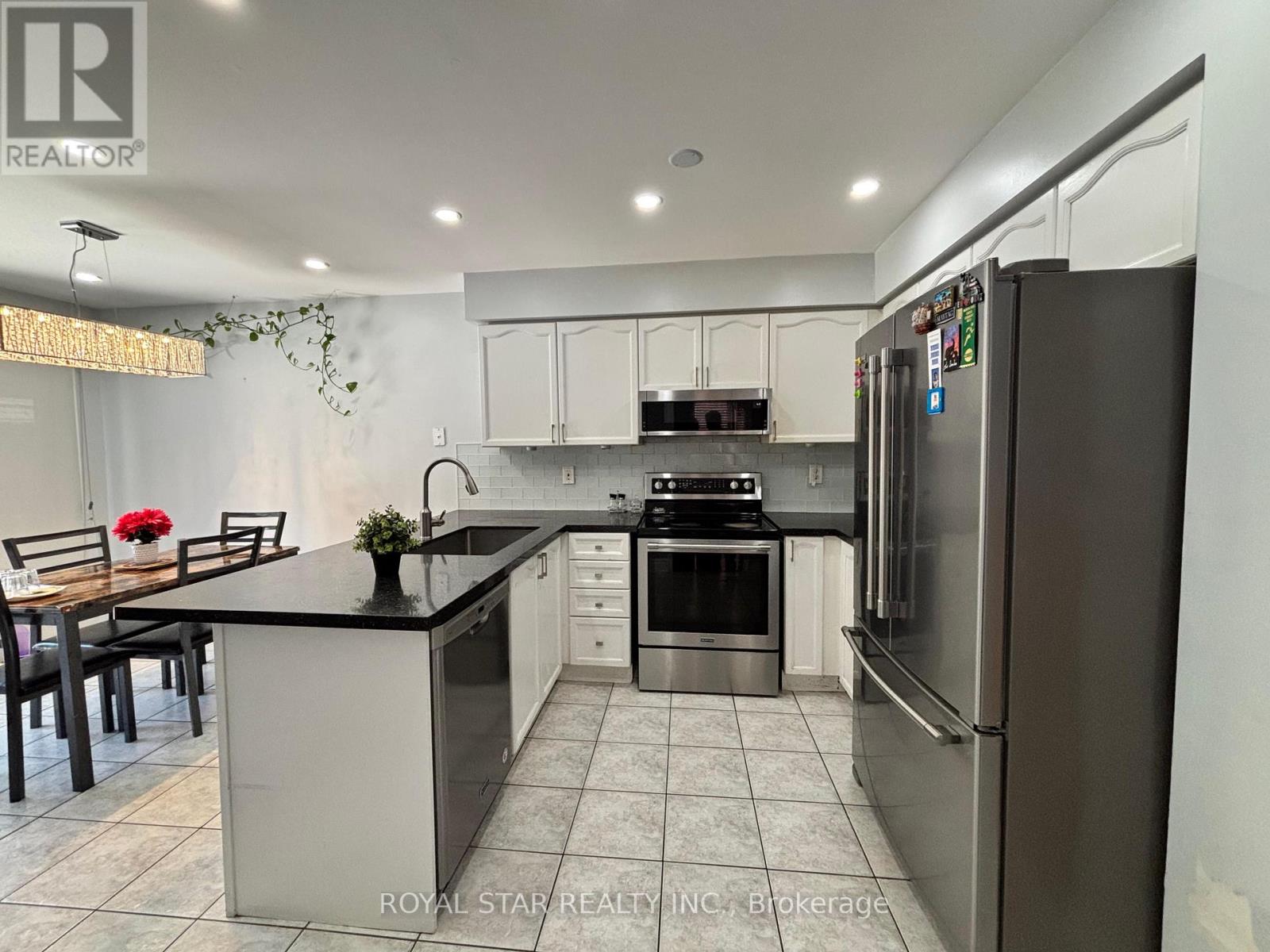 10 Narrow Valley Crescent, Brampton (Sandringham-Wellington), Ontario  L6R 2M6 - Photo 7 - W12251634