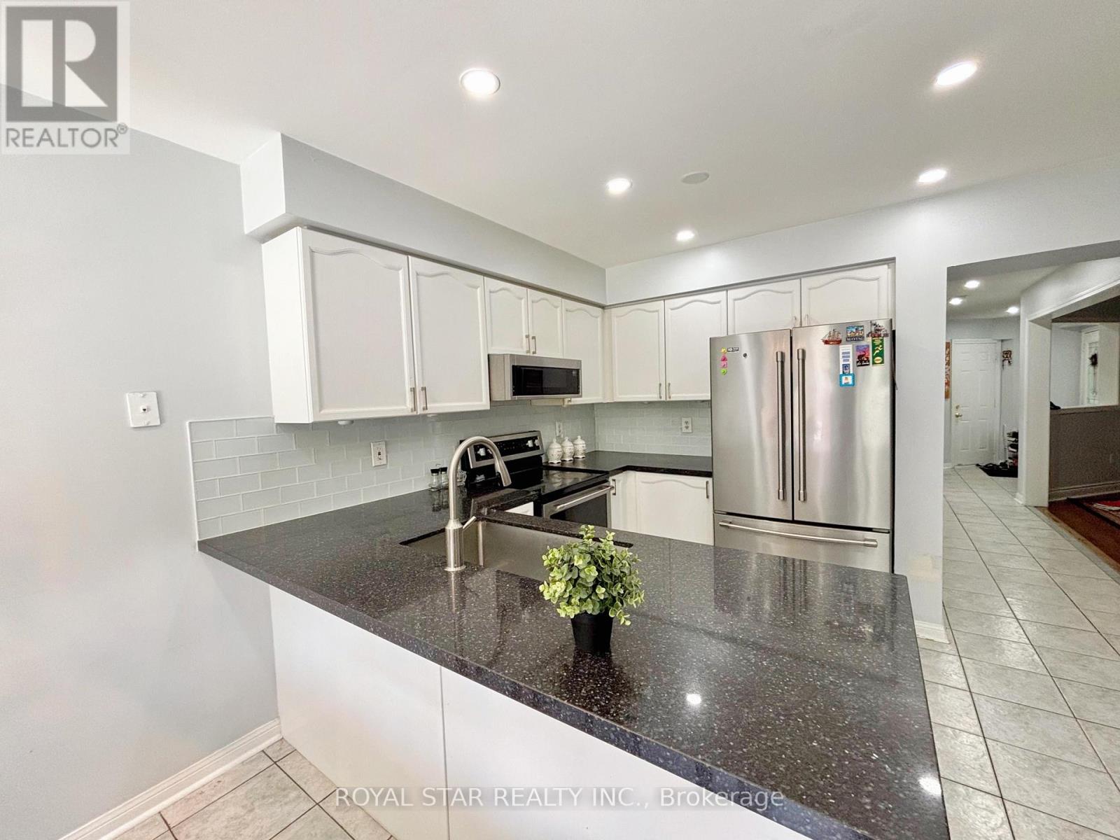 10 Narrow Valley Crescent, Brampton (Sandringham-Wellington), Ontario  L6R 2M6 - Photo 8 - W12251634