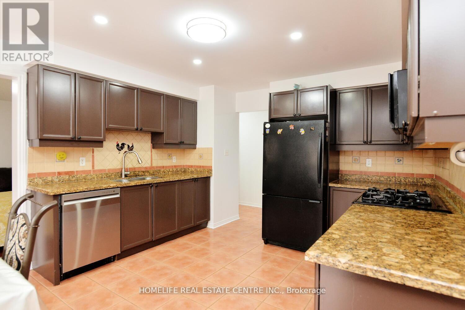 19 Briardale Road, Brampton (Fletcher's Meadow), Ontario  L7A 1S4 - Photo 12 - W12251654