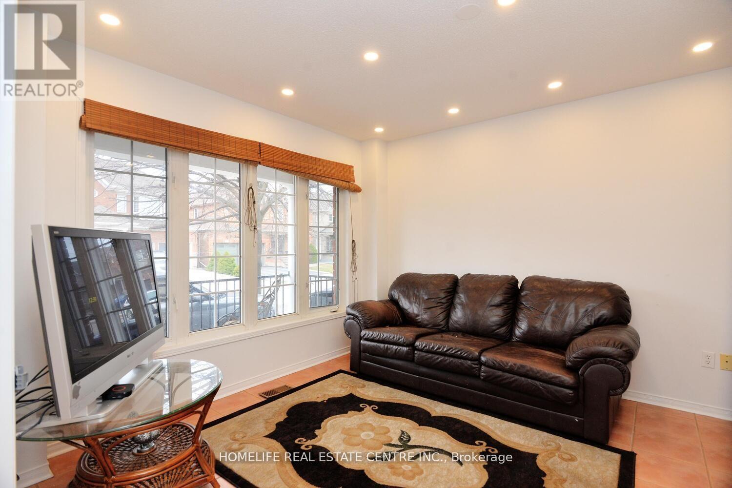 19 Briardale Road, Brampton (Fletcher's Meadow), Ontario  L7A 1S4 - Photo 6 - W12251654