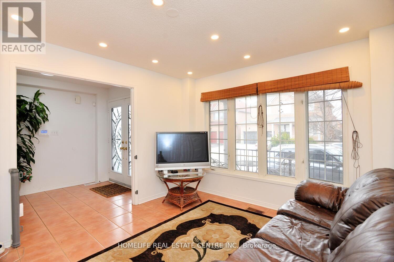 19 Briardale Road, Brampton (Fletcher's Meadow), Ontario  L7A 1S4 - Photo 7 - W12251654