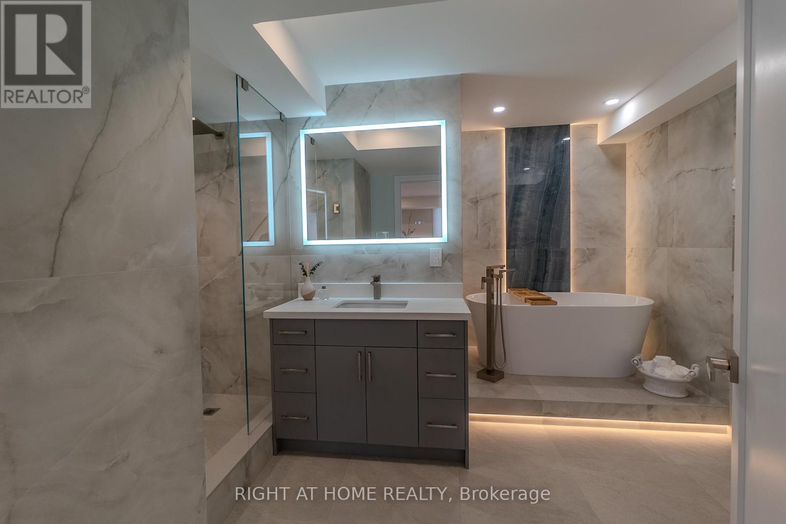 Property at 608 - 447 WALMER ROAD image 5