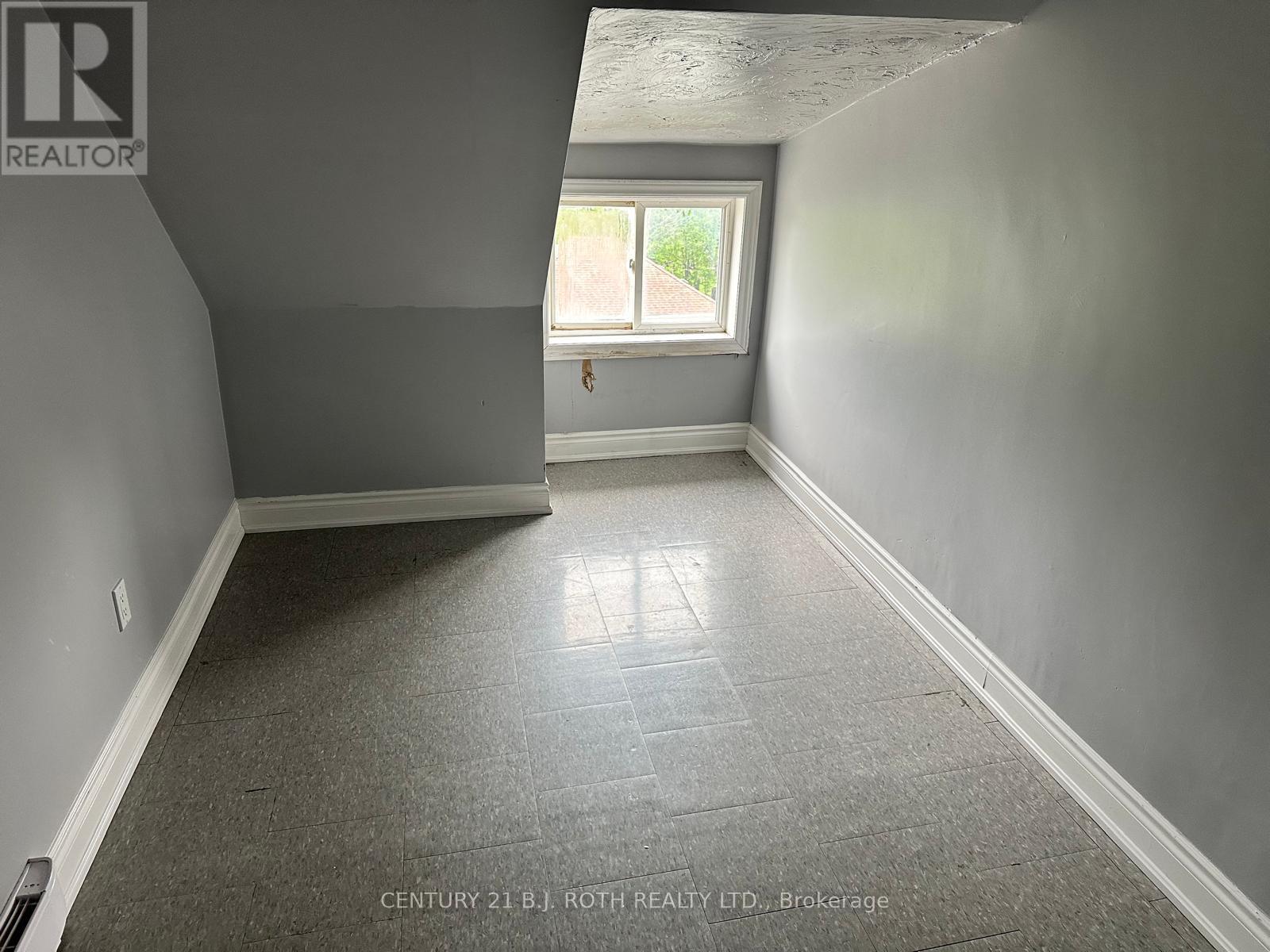 99 Mulcaster Street, Barrie (City Centre), Ontario  L4M 3M7 - Photo 10 - S12251712