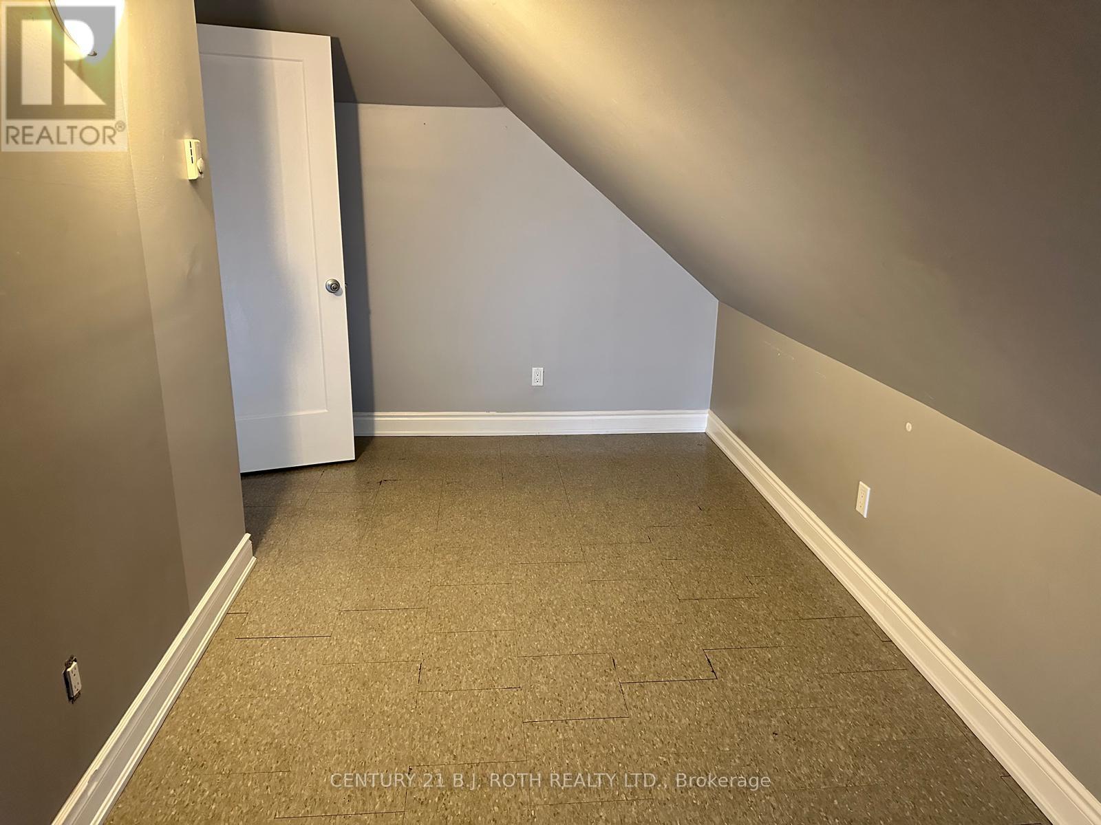 99 Mulcaster Street, Barrie (City Centre), Ontario  L4M 3M7 - Photo 12 - S12251729