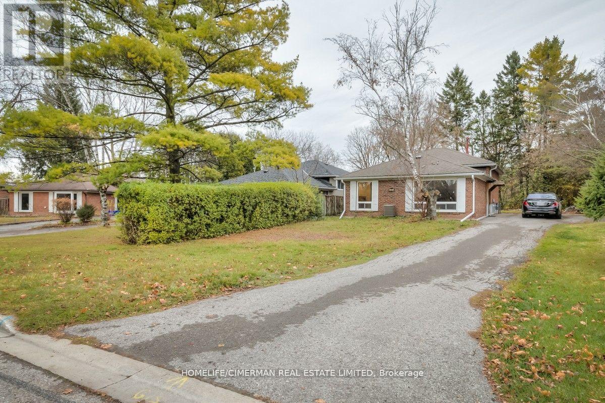 21 HURON COURT, Aurora, Ontario