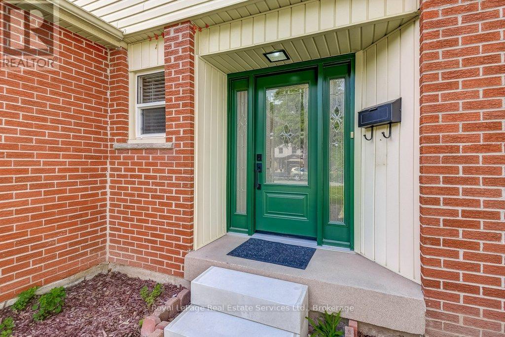 Property at 1225 CONSORT CRESCENT image 3