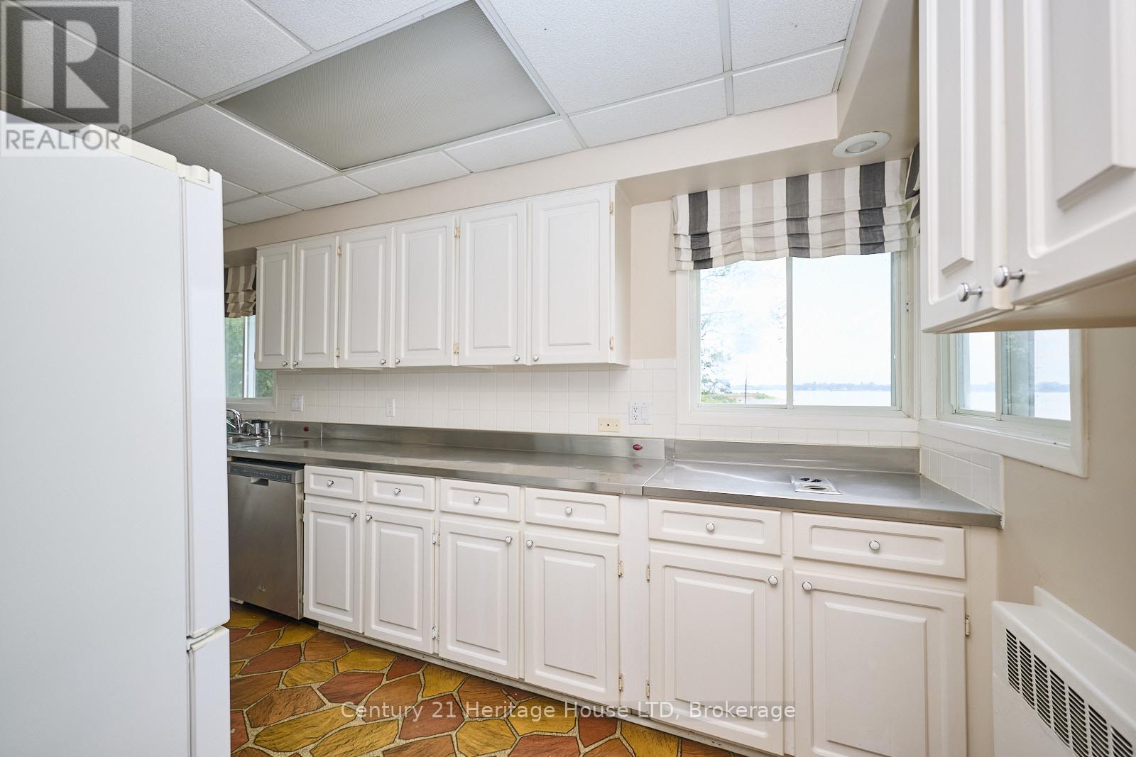 631 Lakeshore Road, Fort Erie (Lakeshore), Ontario  L2A 4Y3 - Photo 13 - X12251955