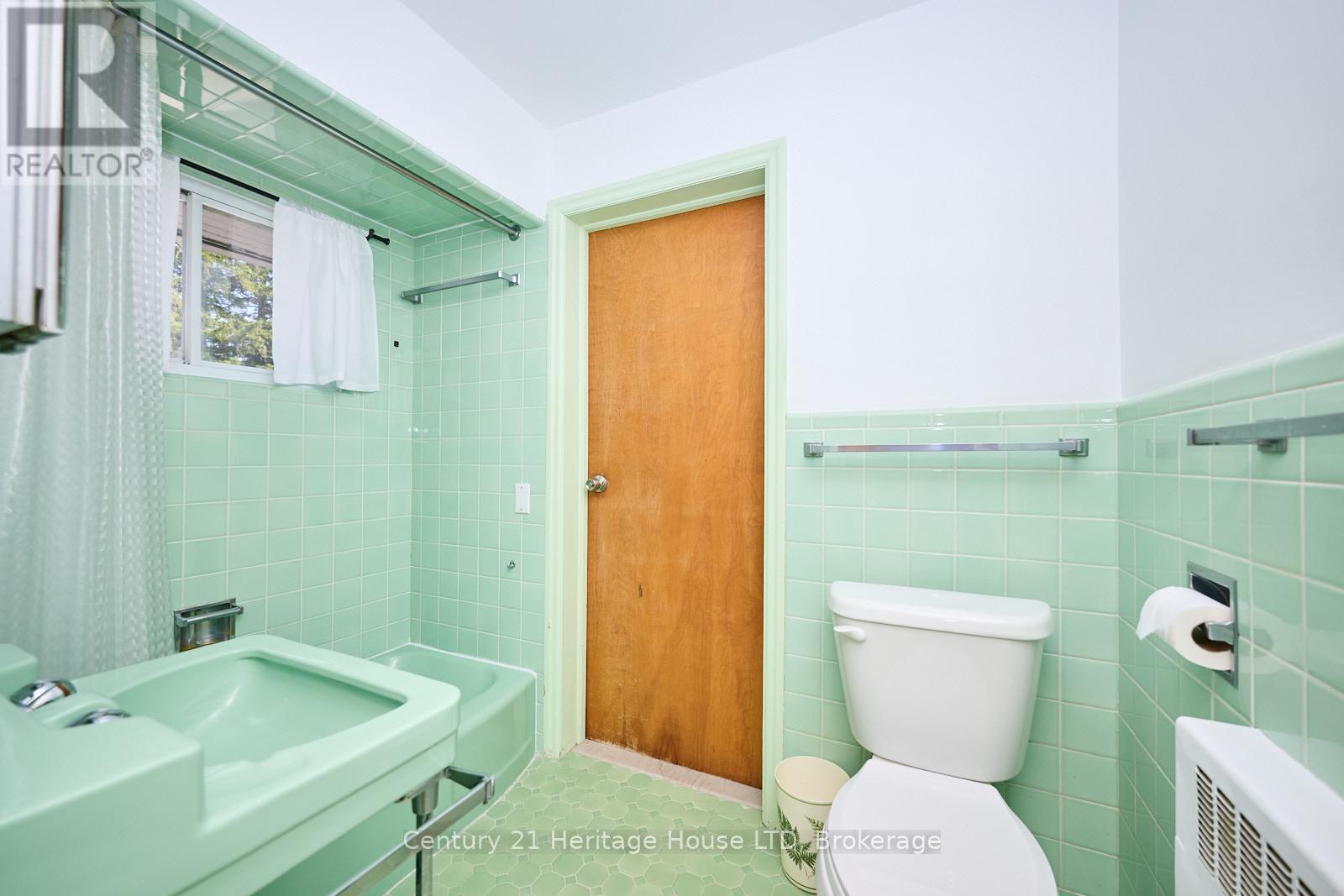 631 Lakeshore Road, Fort Erie (Lakeshore), Ontario  L2A 4Y3 - Photo 20 - X12251955