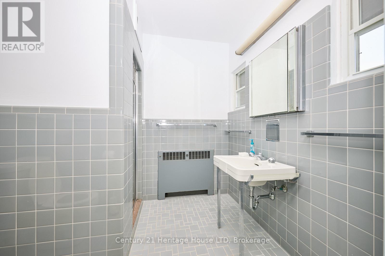 631 Lakeshore Road, Fort Erie (Lakeshore), Ontario  L2A 4Y3 - Photo 22 - X12251955