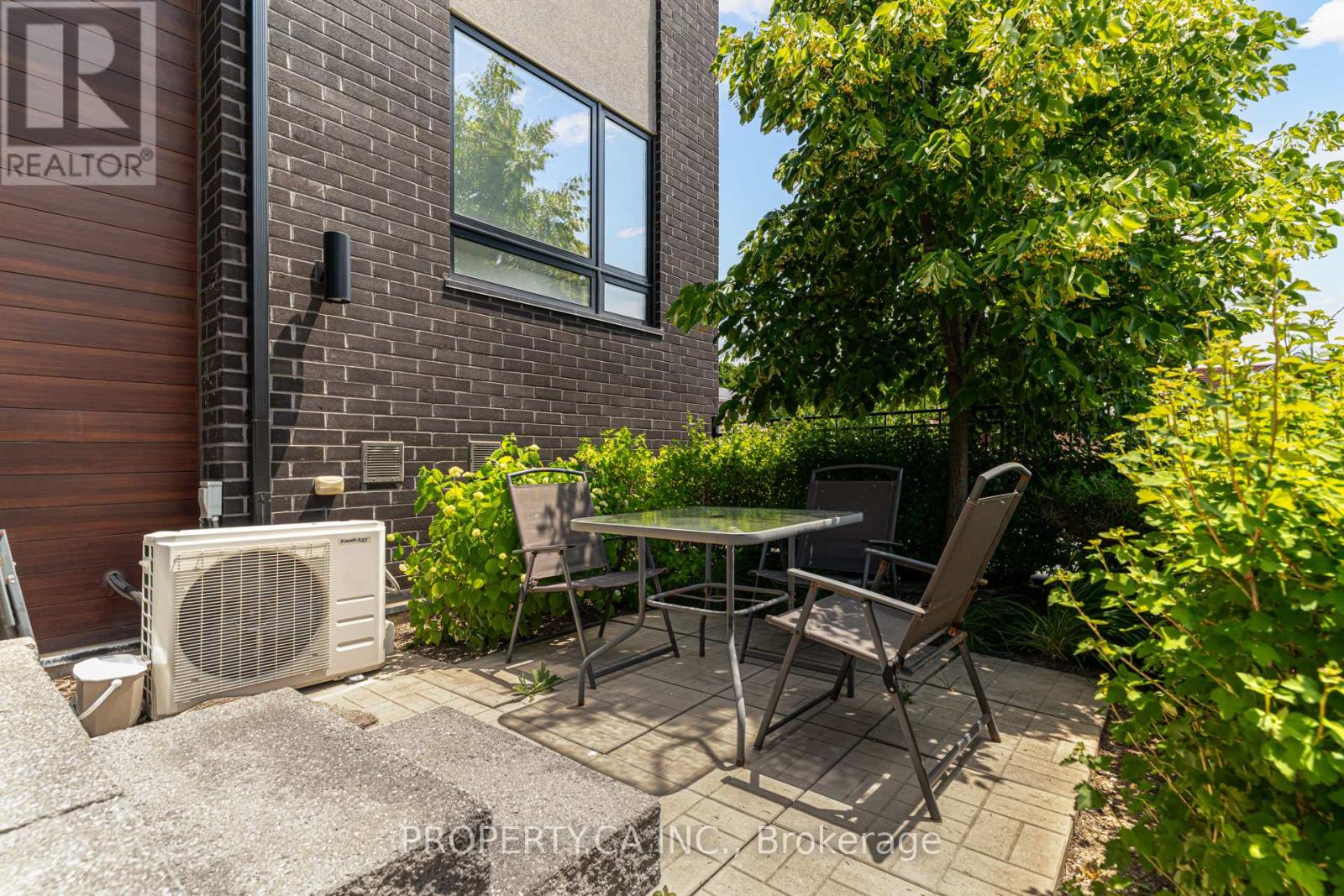 Property at 201 - 1130 BRIAR HILL AVENUE image 5