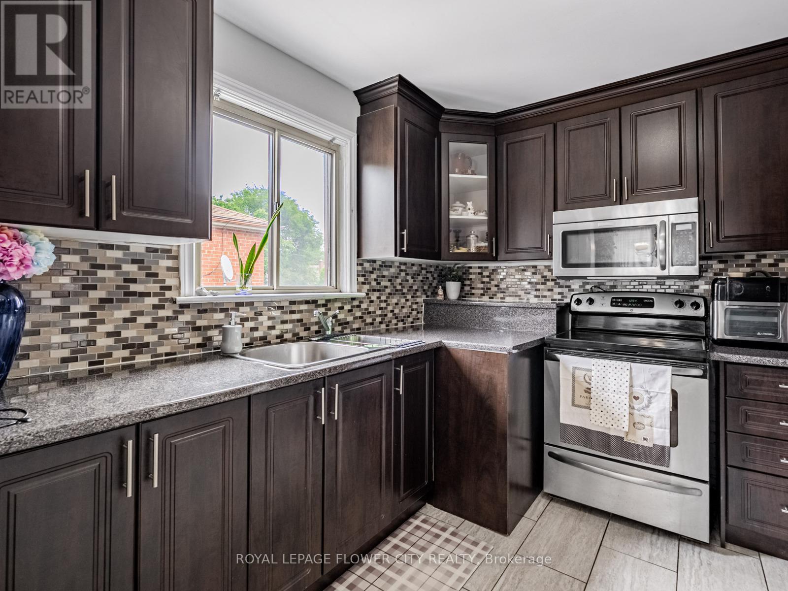 61 Wise Crescent, Hamilton, Ontario  L8T 2L6 - Photo 12 - X12251945