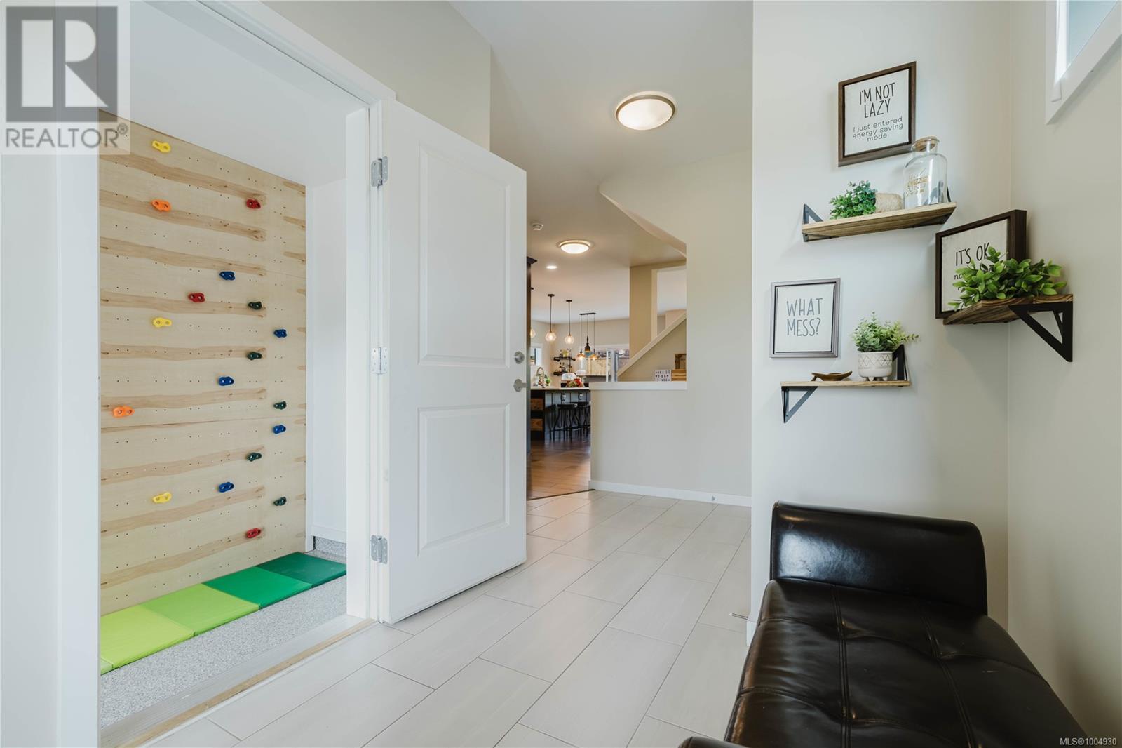 Property at 3343 Curlew St image 4