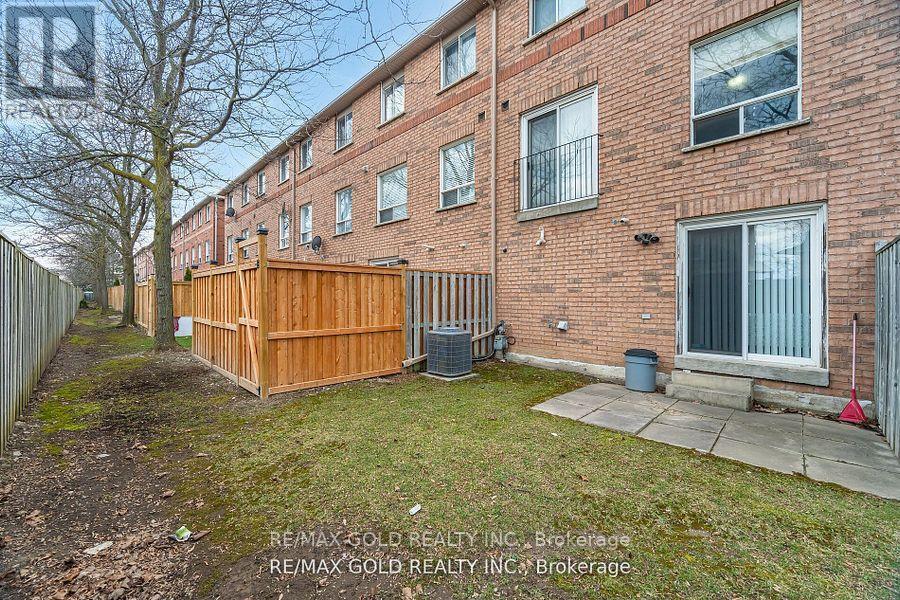 39 - 2 Claybrick Court, Brampton, Ontario  L6V 4M7 - Photo 34 - W12252041