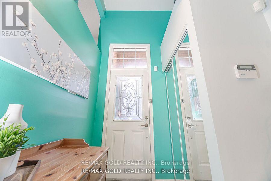 39 - 2 Claybrick Court, Brampton, Ontario  L6V 4M7 - Photo 5 - W12252041