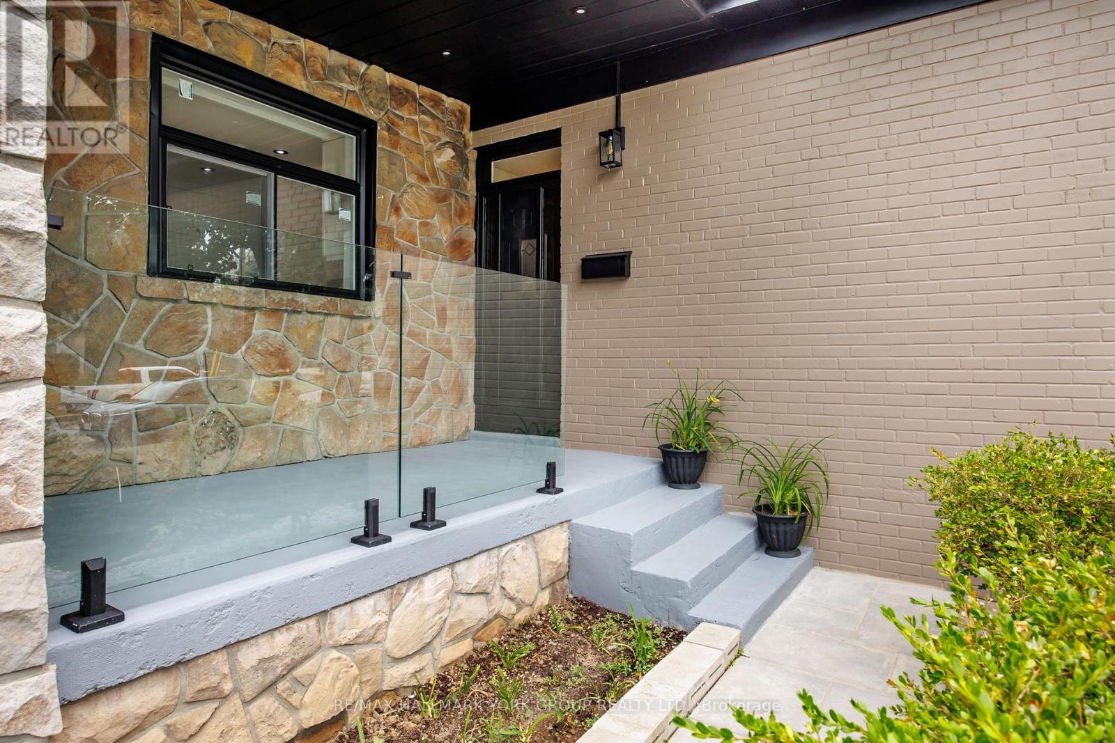 Property at 16 FLORIDA CRESCENT image 3
