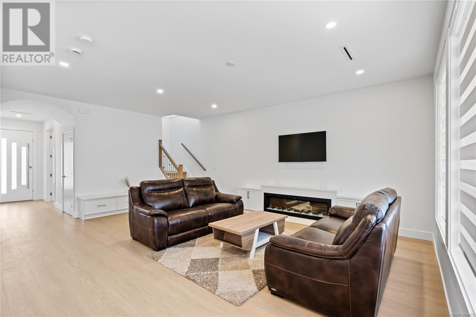Property at 2350 Swallow Pl image 2