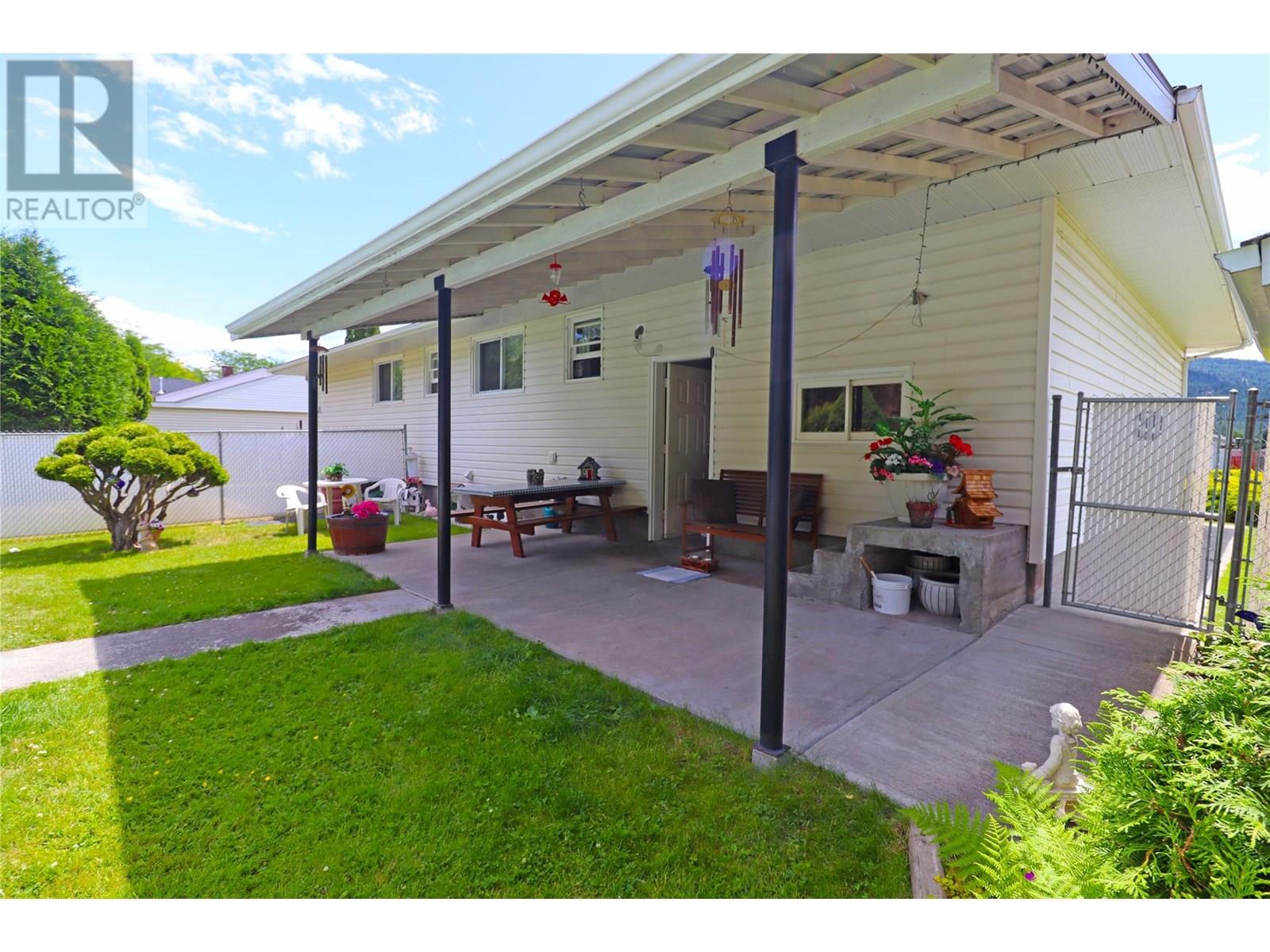 6275 College Road, Grand Forks, British Columbia  V0H 1H2 - Photo 5 - 10354049
