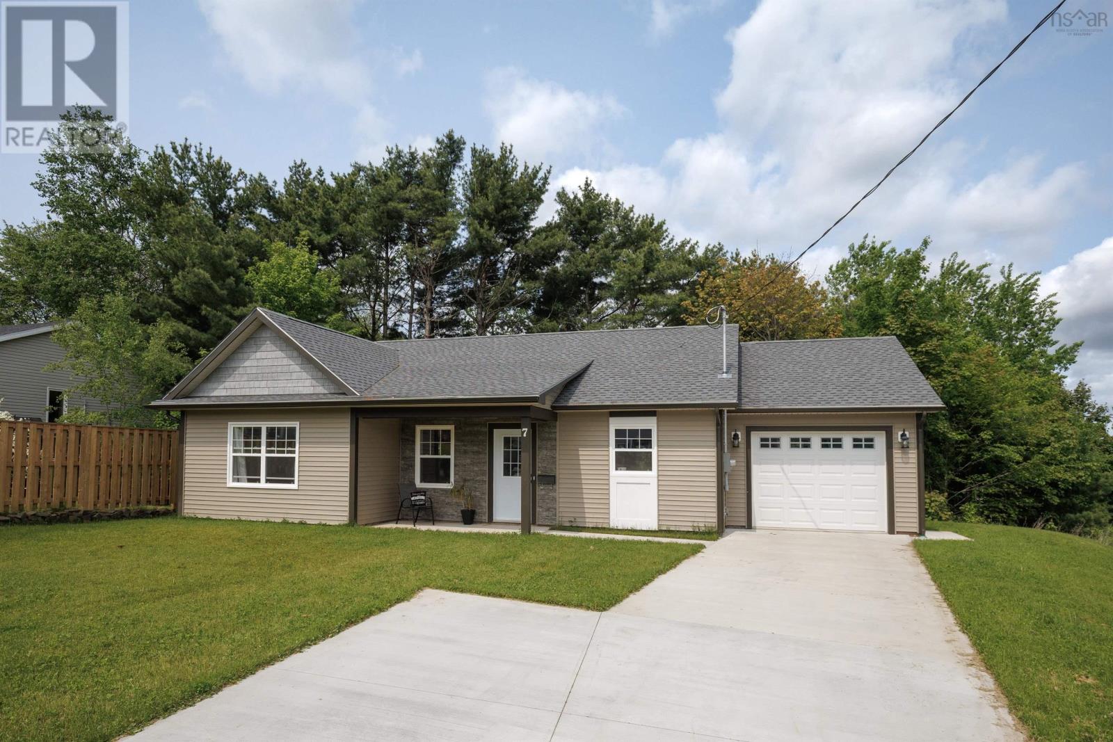 Property at 7 Daphne Court image 1