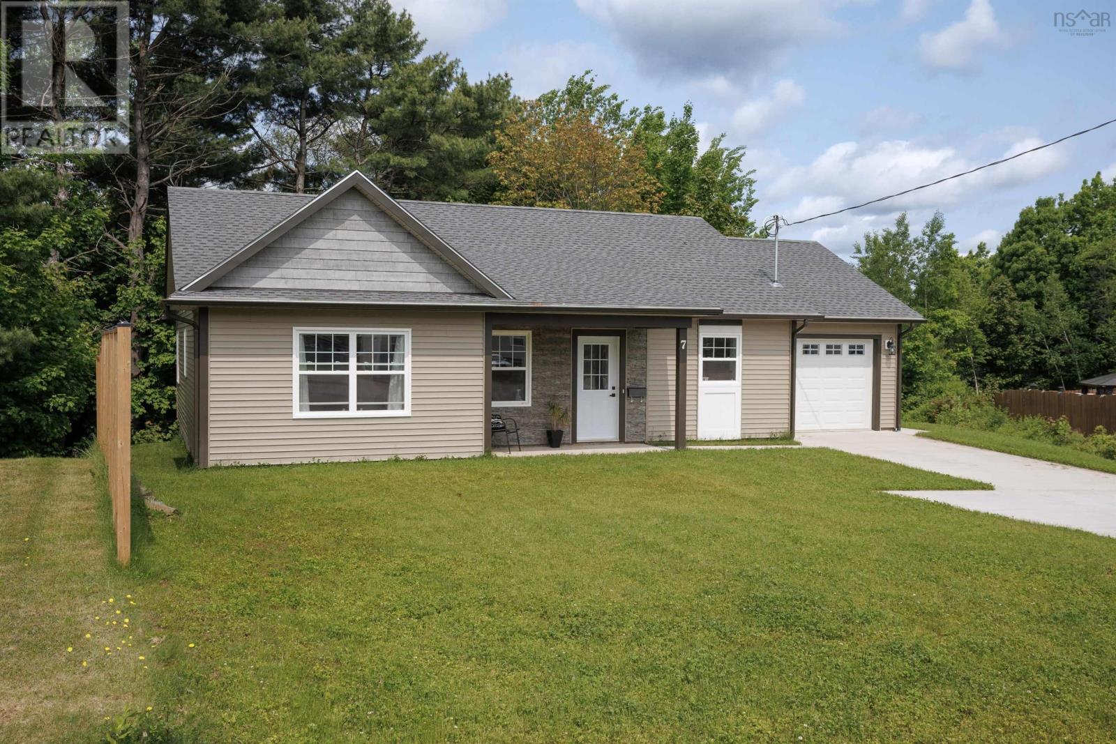 Property at 7 Daphne Court image 2